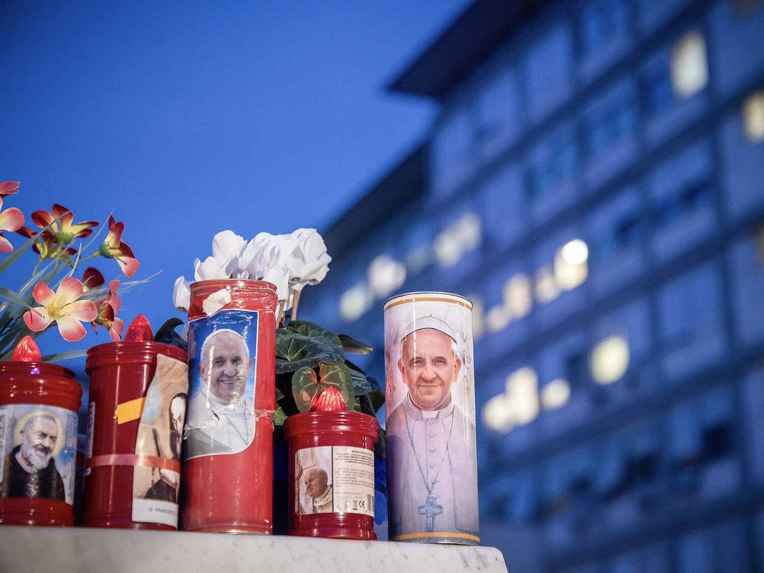 Genesungswünsche für Papst Franziskus vor Gemelli-Klinik