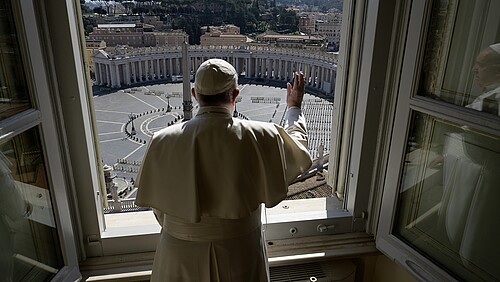 Papst Franziskus vor leerem Petersplatz